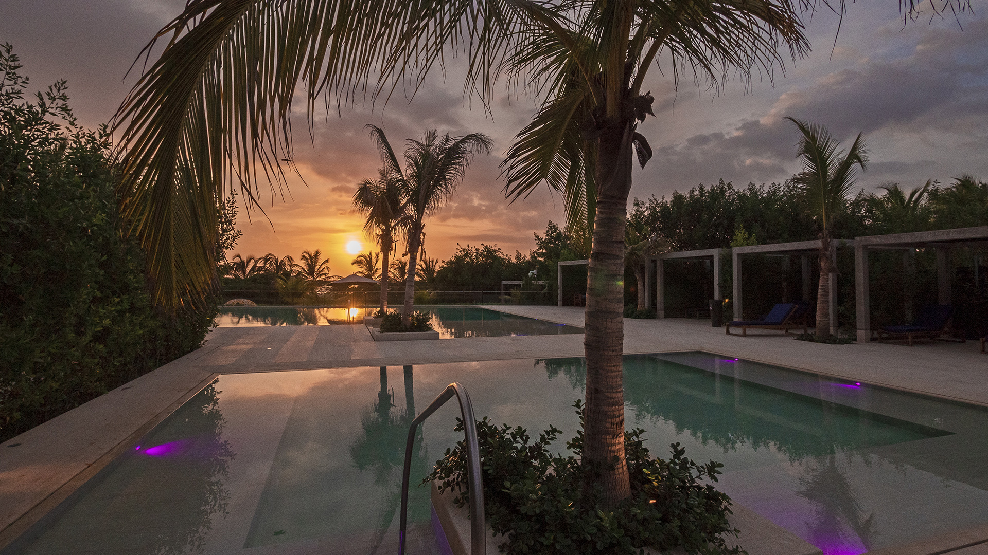 Piscina atardecer